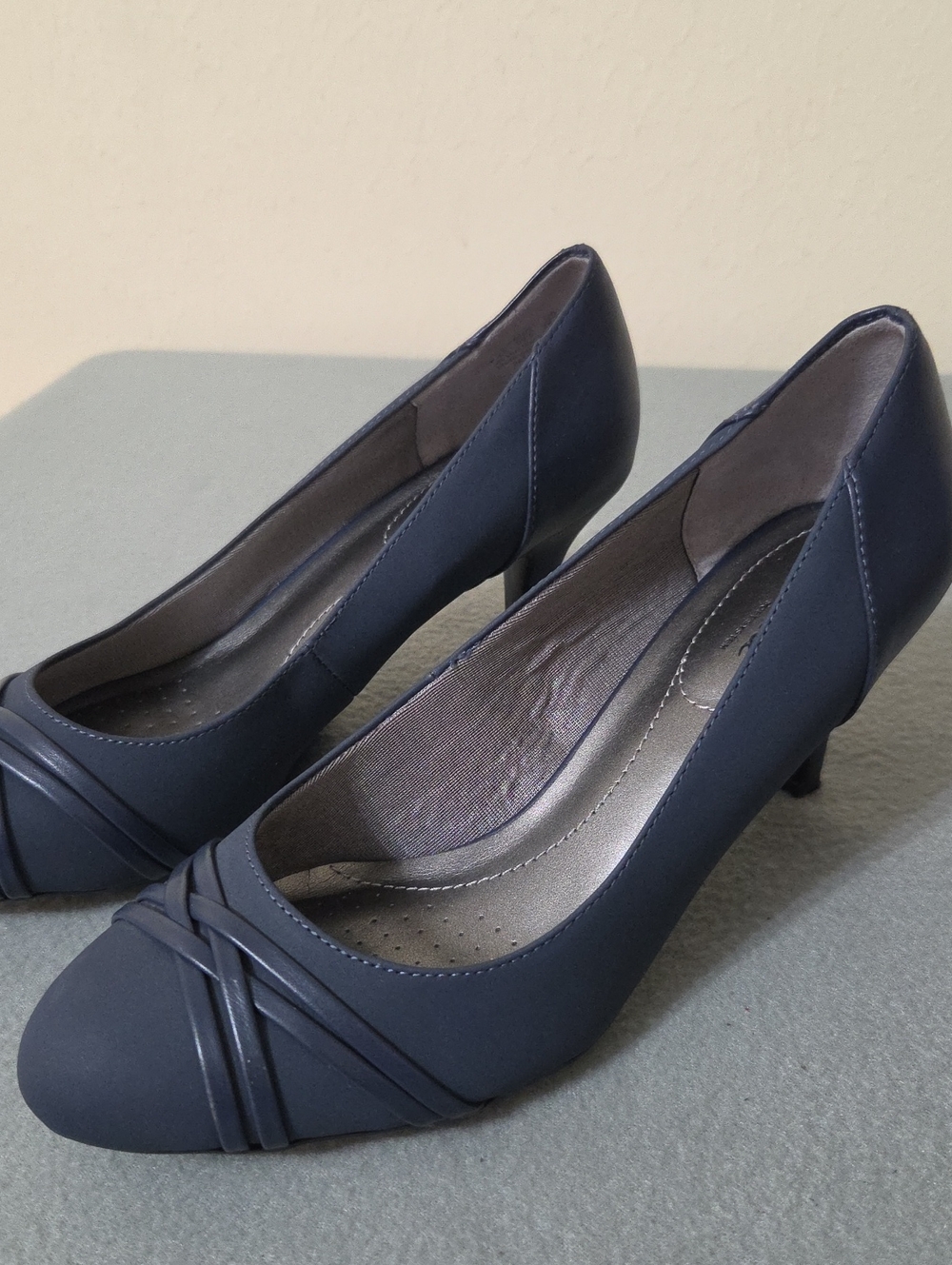 Life Stride Pascal Women's Navy 3" Heel Pumps - Size 9.5W